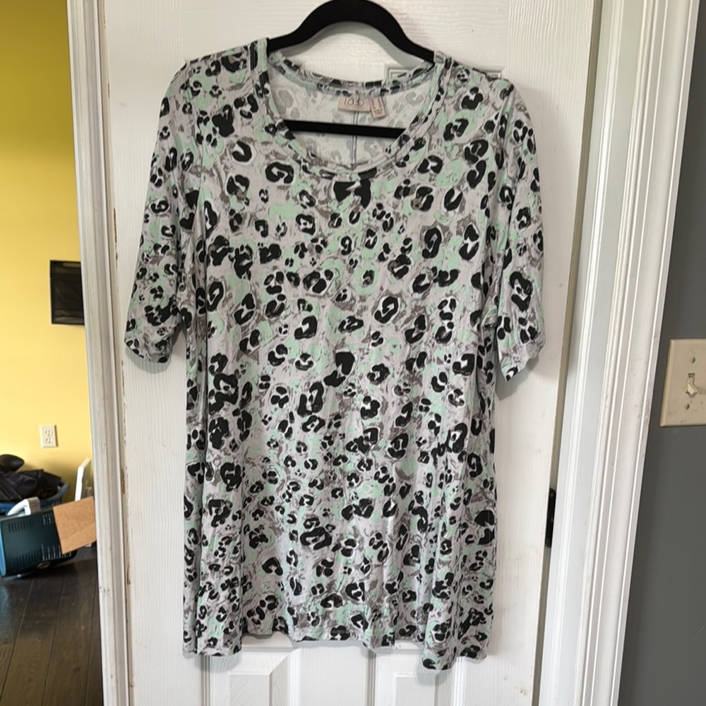 LOGO by Lori Goldstein Gray and White Graphic Tee 3/4 Sleeve Relaxed Fit